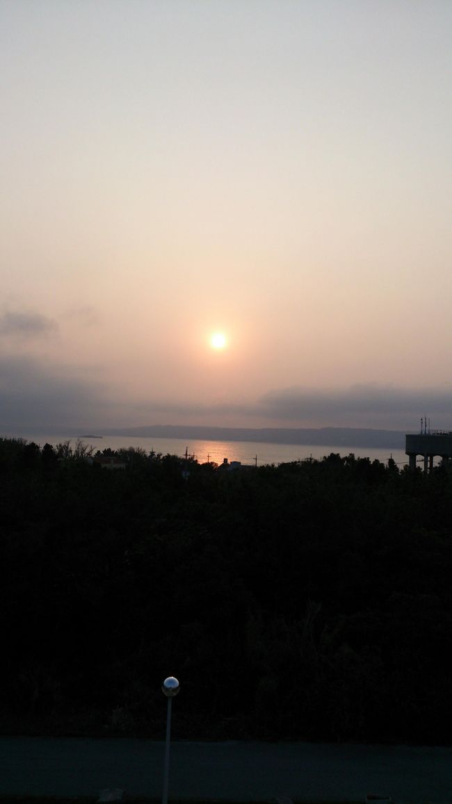 島を半周し、宿に戻る。<br /><br />ここの屋上は<br />おそらくこの島でいちばん高い場所。<br /><br />気持ちよい風に吹かれながら、<br />夕日を眺める。<br /><br />こんな時間を楽しめるなんて、<br />年取ったな―――。<br /><br /><br />そして、この島の夜は早い。<br />旅も3日目ともあり、<br />テレビもない部屋では早々と就寝。<br /><br />