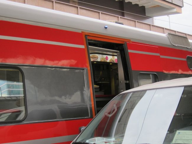 大きな荷物はホテルからポーターさんが直接列車に積み込んでくれます。団体旅行限定との事ですが、この荷物は直接ベルゲンまで運ばれ、ホテルに配達していただけるサービスがあります。移動中大きな荷物を持たなくてすむので楽チンです。