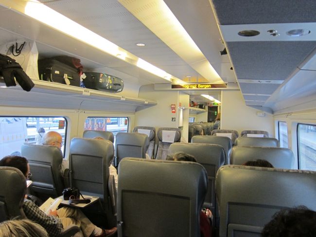 車内の様子、座席は指定です。列車内に無線ＬＡＮサービスがあります。