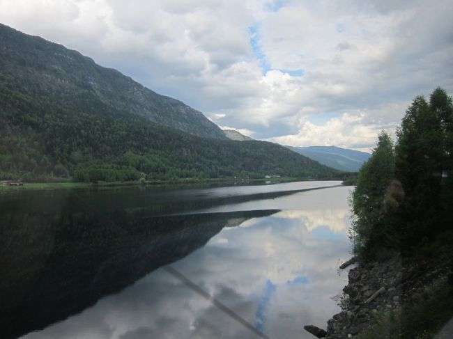 進行左側の車窓、私たちは右側の席に座っていたのですが、左側の席の人にカメラを渡して撮影してもらいました。実はその前に左側の席の人が右の景色を撮りたそうにしていたのでカメラを渡してもらい撮影してあげてました。