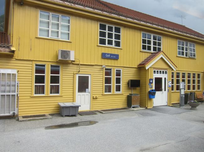 Ｇｏｌ駅、標高２０７ｍ。　定刻より少し遅れ目で到着です。