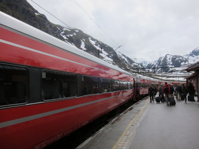 ここでフロム鉄道に乗り継ぎます。接続は４０分くらいあります。