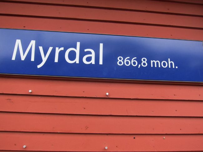 １２：４４　ミュールダール駅に到着