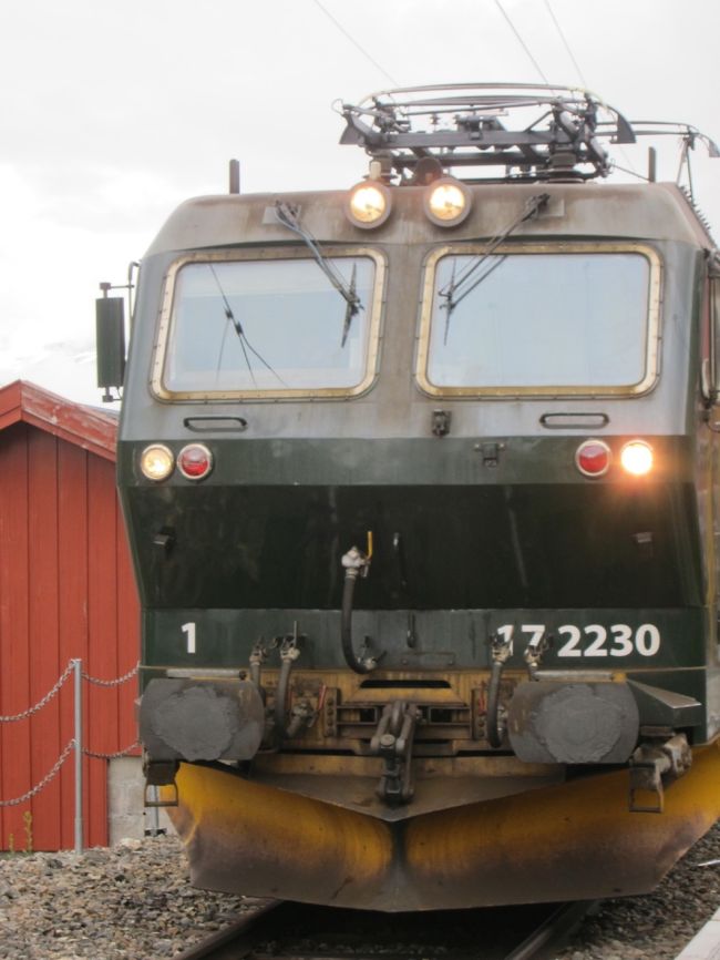 フロム鉄道の列車が入ってきました。こちらは座席指定がありませんので先を争って乗り込みます。６号車に乗車しましたが通路に立っている人も多くいます。