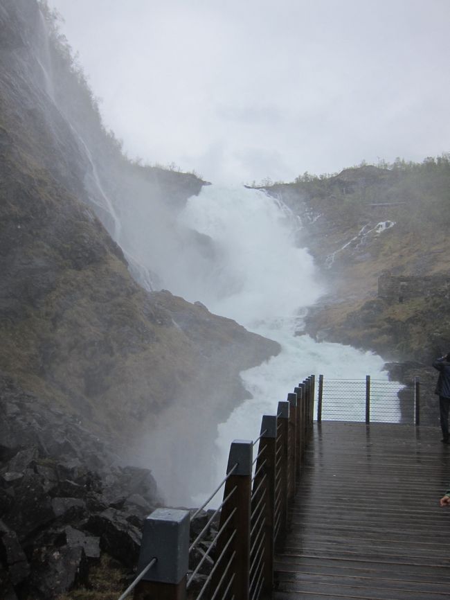 １０分ほどの乗車でショース滝に到着します。６号車はこの位置に留まり窓から滝を見ることができますし、降りて写真を撮るにも便利です。グループツアーでよく使われる車両はここから遠く離れたしかもトンネル内に留まるため、混雑する時期はここまでこれないかもしれません。お勧めは６-８号車との事でした。