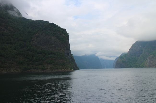 景色が雄大すぎて写真では大きさ、崖の高さが伝わりません。