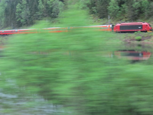 湖越しにバスとベルゲン行きの列車が併走しています。