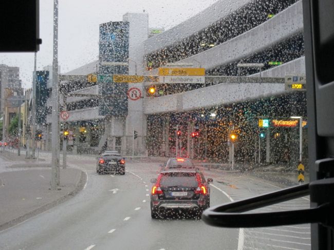 ２０:００少し前にベルゲン市内に入ってきました。雨が降っています。