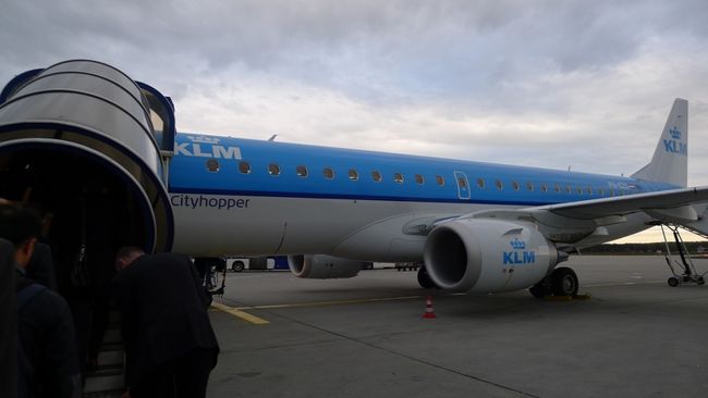フランクフルト19時30分発のＫＬＭオランダ航空に搭乗。ドイツであちこち歩き回った疲れも忘れ、ワクワクした気持ちで一杯になる。<br /><br />ＫＬＭのこのレトロな感じの青色（キャビンアテンダントの制服もレトロだし）が、子供の頃に感じた「憧れの海外」を思い起こさせるんだなぁ、きっと。