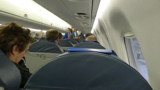 飛行機は満席。こういう時間のアムステルダム行きってどうなんだろうと思ったけど、結構、乗る人がたくさんいるんですね。ちなみに、この機はＫＬＭアムス行きでは最終便の一本前。