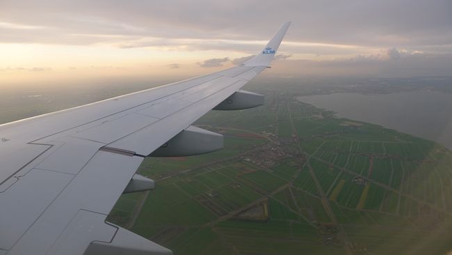 高度を下げると、眼下にはオランダの景色が広がっていた。よくみると、所々に地面に色が付いている。そう、これはチューリップ畑だ。