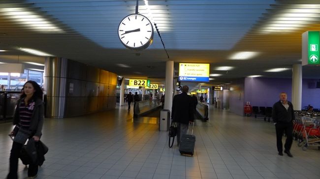 そして飛行機は、定刻の20時40分、スキポール空港に無事到着。とりあえず、翌日からの観光用にと、空港でアムステルダムカードを購入し、アムステルダム中央駅に向かう電車へ。