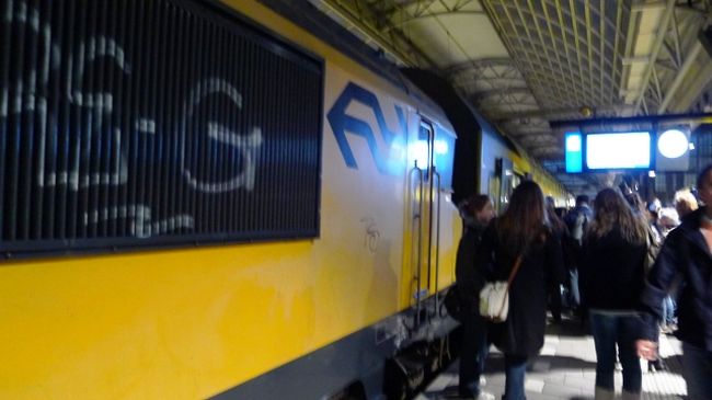 さて、ここで問題が発生。切符は簡単に買えたものの、列車の運休だが何だかで、どの電車に乗っていいのかが分からない状態に。うぅ困ったゾ。<br /><br />係員に聞いてもイマイチ何を言ってるのか理解が出来ず。最後には、自分と同じ質問をした前の女の子を指さして「あの娘のあとを付いて行って」と言われて事なきをえた。<br />