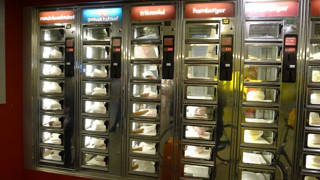 アムステルダム中央駅に着いたら、駅構内で早速気になるものが目に入ってきた。<br /><br />そうオランダ名物「クロケット」の自動販売機だ。