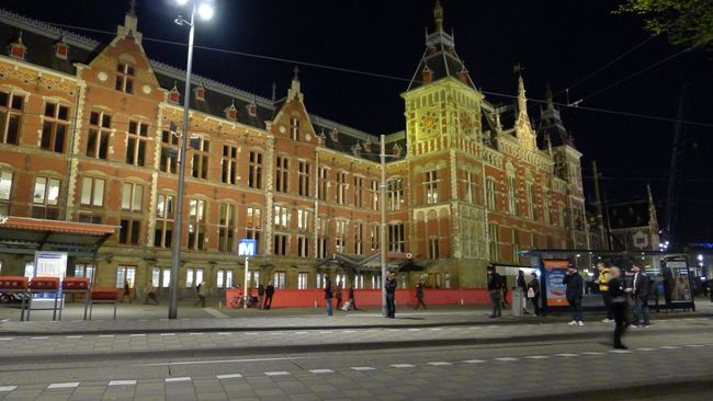 クロケットを頬張りながら、アムステルダム中央駅をまじまじと眺める。<br /><br />東京駅のモデルになったとか、ならなかったとかいう話しだけど、真偽はさておき、ライトアップされた姿がイイんですよね、これがまた。