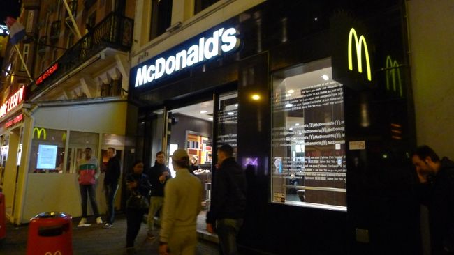 夜の異国の地なので、常に緊張感を持って、「変なヤツ近付いてくるなオーラ」を全身から出してスーツケースをゴロゴロと引っ張る。そんな感じで歩いていると、マックを発見。これでまた世界のマクドナルド・コレクションに新たな写真が加わった。