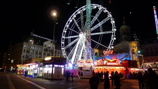 ダム広場の向かいは遊園地みたいになっていた。夜店もたくさん出ていて、まぁそれはそれは賑やかなこと。酔っ払いもいたので気を付けようっと。