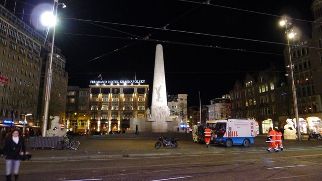 とりあえずダム広場まで歩いてきた。単にトラムの乗り方が分からなかったからだけど…。初めに予約しようとしていたダム広場至近のホテルだったら、夜も騒がしくて大変だったろうなと、胸をなでおろす。