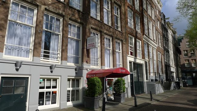 翌朝、しっかりと朝食をとって改めてホテルの前を出ると、散々迷って着いたこのホテルがとっても分かりやすいロケーションにあることに驚いた。「ありゃ？」と自己嫌悪…。<br /><br />しかもトラムの停留所も目の前だし。スーパーもすぐ近くで、観光にも、買い物にも、とっても便利なホテルだった。