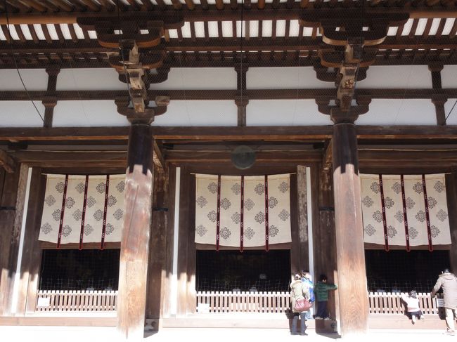 中は　「撮影禁止」　です。<br /><br /><br />「乾漆盧舎那仏坐像」　が　「本尊」　です。