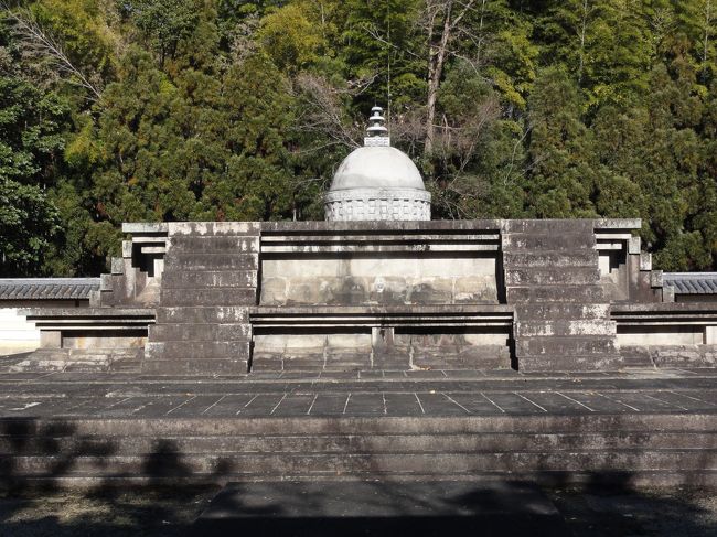 戒壇（かいだん）とは仏教用語で、戒律を授ける（授戒）ための場所を指します（ウィキペディア）。