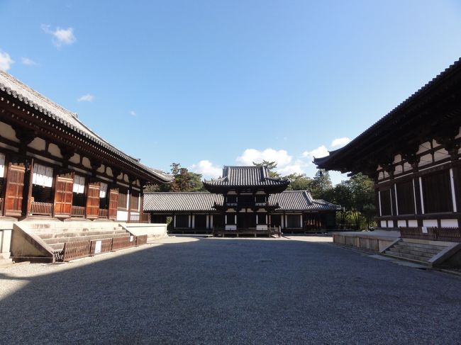 右が　「金堂（国宝）」<br /><br /><br />左が　「講堂（国宝）」