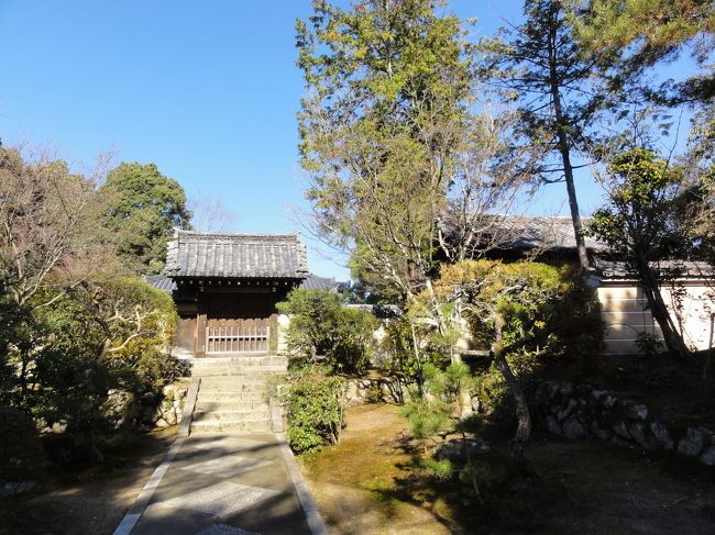 「御影堂（重要文化財）」　の入口あたりですが入れないようです。