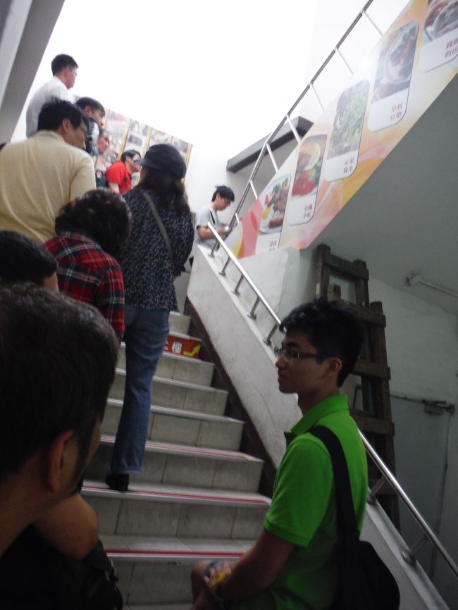 ２日目は長蛇の列に並ぶところから始まりました。<br /><br />朝５時に起床。<br />５時３０分、ホテルから善導寺に徒歩で移動。<br />５時５４分、目的地に到着。あまりの行列に口あんぐり・・・。<br /><br />そう、ここは・・・