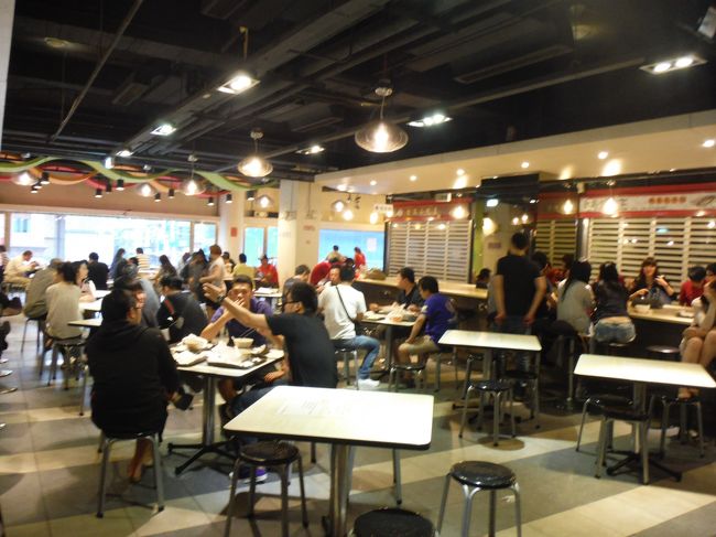 この日は日曜日。<br />恐らく地方から台北に遊びに来た若者たちが、夕べ西門あたりで遊びまくり、せっかく台北に来たからには有名な豆乳を飲んで、また地元に帰る・・・そんな人間模様が想像できました（考え過ぎかな？）