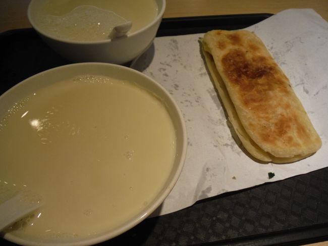 ようやく食事にありつけた〜。<br /><br />熱豆漿（温かい甘い豆乳２０元）と厚餅夾蛋（パンに卵焼きをはさんだような物３８元）。<br /><br />久しぶりに阜杭の甘い豆乳を飲みましたが、やさしい味でホント美味しいね。