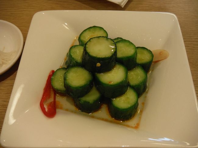 きたー、きゅうりのおつまみ（辣味黄瓜６５元）。<br /><br />これホントに美味しくて、前回の帰国後、嫁に作らせたら大失敗したといういわく付きの食べ物・・・。<br /><br />シンプルゆえに再現が難しく、きゅうりのおつまみは鼎泰豊で食べようと心に誓ったあの日の夜でした。