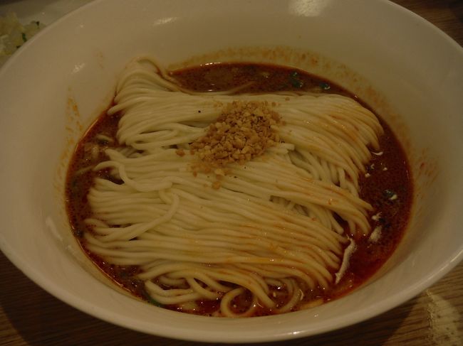 これは初注文「擔擔麺」１００元。担々麺です。<br />「よく混ぜると美味しいですよ」とお店のスタッフさんに教えていただきましたので、写真撮影後・・・