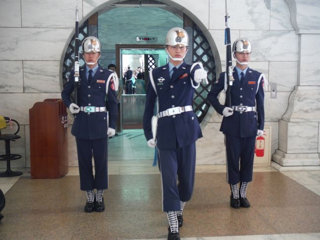 衛兵さんがやって来ました。<br /><br />そう、ここは「中正紀念堂」です。<br />鼎泰豊で食事した後、１０時の交替式に間に合いそうでしたので寄ってみました。