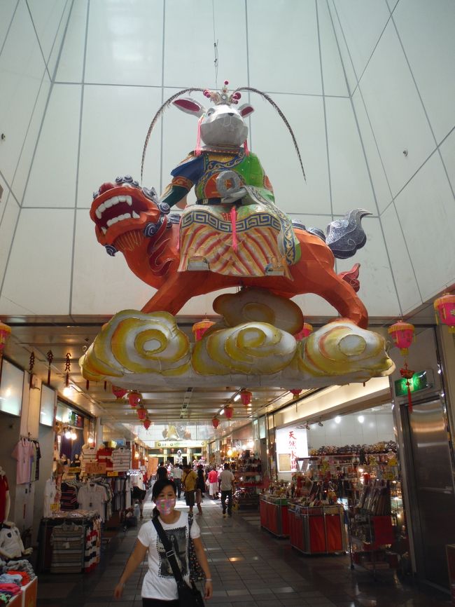 ホテルでしばし休息後、MRTで龍山寺へ。<br />お参りする前に龍山寺の地下街をブラブラ。