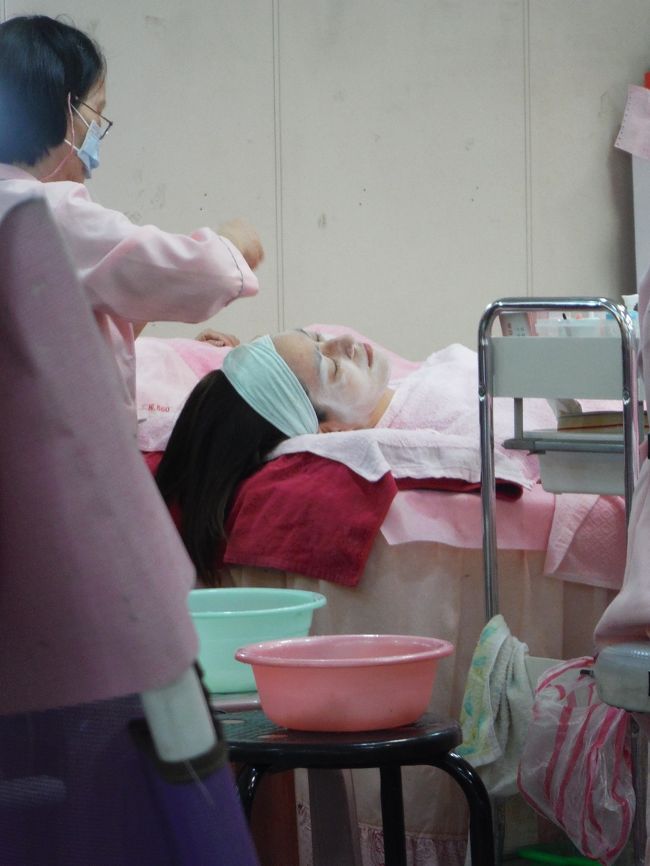 これまで饒河街観光夜市や士林夜市で体験してきましたが、ここは最安値で腕も確かだそうです（嫁談）。