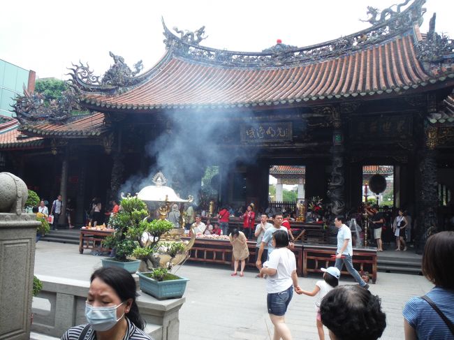 香炉に１本ずつお線香を入れて、よーくお祈りします。<br /><br />嫁「いっぱい食べられますように・・・」<br />僕「アレとアレとアレがバレませんように・・・」