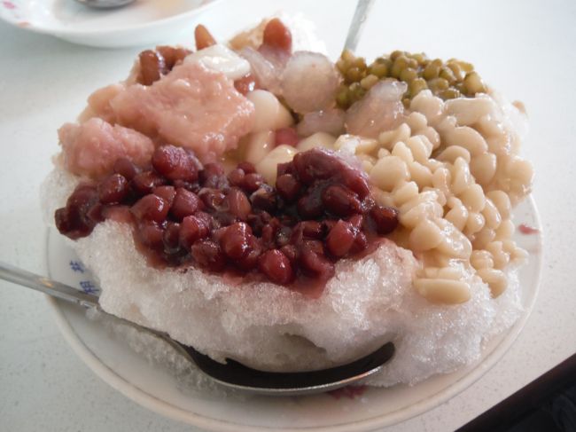 八寶冰きたー！！<br /><br />八つの宝のかき氷、看板に偽り無しだね〜。<br />真ん中に１つだけ乗ってるタロイモをめぐり、いつも嫁と死闘を繰り広げています。