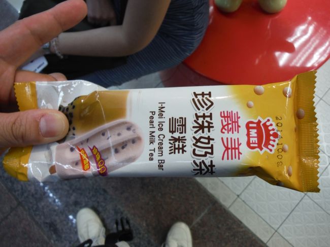 かき氷を食べたばかりだけど・・・セブンイレブンで気になったんだもん・・・。<br /><br />タピオカミルクティーアイス（珍珠奶茶雪糕２５元）。<br />あのタピオカのQQ感が・・・まるで無い(TОT）<br />味はちゃんとしてるのに・・・惜しい！