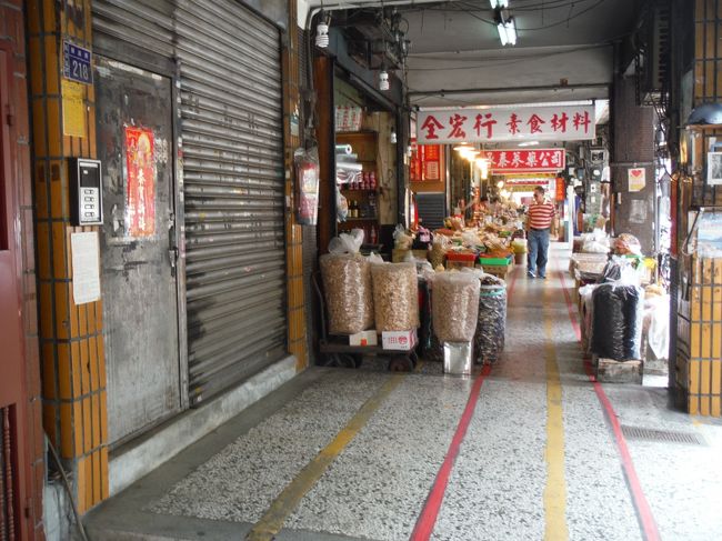 旧正月前の賑やかな迪化街も好きですが、今回の様な閑散とした感じも雰囲気があっていいんですよねぇ。