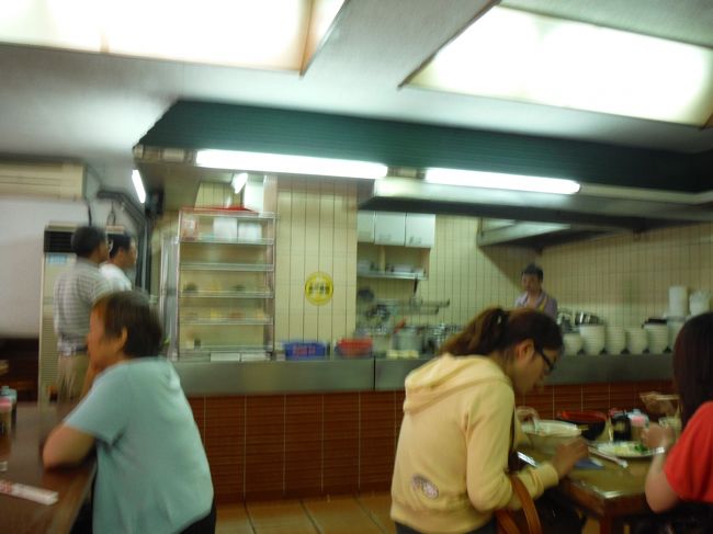 午後３時というハンパな時間にも関わらず、店内は地元のお客さんで一杯です。<br />これは期待できますね〜☆