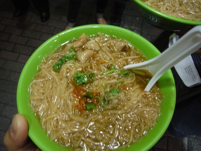 せっかく西門に来たので麺線４５元を食べ（飲み）ました。<br /><br />かつお出汁のやさしい味で、柔らかく煮込まれた大腸を口の中でじらしてじらして最後に飲み込むあの幸せ・・・。<br /><br />余談ですが、僕はハイチュウも口の中でじらす派です。<br />（嫁はすぐかじります・・・）