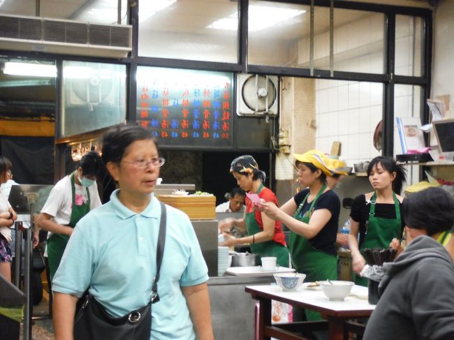 地元のお客さんで店内はいっぱいです。