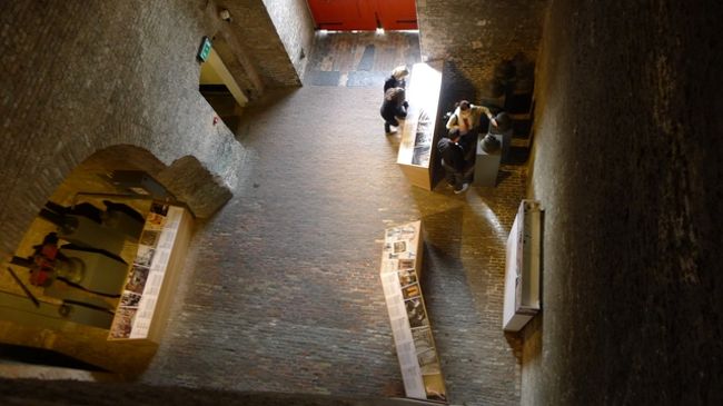 お昼前の電車でブリュッセルに向かうため、それまではブルージュを観光。朝一番に鐘楼に行き、全３６６段の階段をひたすら上っていく。途中、ロープにつかまりながら上がっていくちょっとコワイ階段もあったゾ。