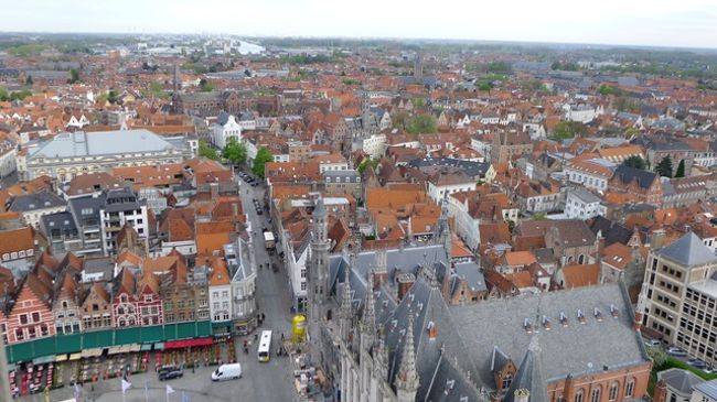 朝のまだ少し冷たい風を受けながら、眼下に広がる景色をひたすら堪能する。手前の緑色のところが昨夜ビールを飲んだお店だ。この高さからはさすがに小さく見える。