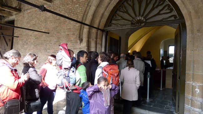 鐘楼を降りるともう人がたくさん並んでいる。朝から来て良かったぁ。<br />とその時、突然初老の日本人夫婦に、「アムステルダムからのタリスに乗ってましたよね」と声を掛けられてビックリ。わりと近くのシートに座っていたようで顔を覚えていたらしい。<br /><br />日本人同士って割とツンツンしている場合も多いけど、こうやって話し掛けられるのって、何だか嬉しかったデス。