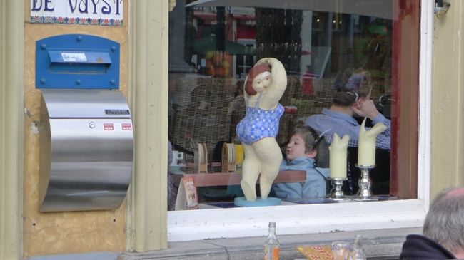 その夫婦とちょっと雑談してチェックアウトすべくホテルに向かう。途中、雑貨屋さんに入ったり、お土産やさんに寄ったりと、お店を見てまわる。<br /><br />写真はとあるカフェの置物。普通に売っていても欲しくないでしょ（笑）<br /><br />