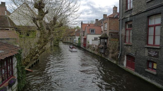 観光ボートの運河めぐりは今回はパス。次回来る時のお楽しみにとっておこう。それよりも昨夜のように、迷わないようにホテルに戻ることが、いまの最大のミッションなのだ。