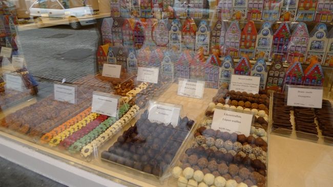 いちいち来た道を確認しながらも、途中のチョコレート屋さんに入って、朝からチョコレートを頬張る。幸せ〜。