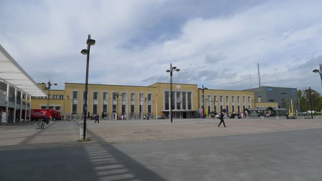 ブルージュの駅舎に向かってスーツケースをゴロゴロひいて歩いていく。<br /><br />いやぁ、ホントにブルージュもイイところだった。<br />