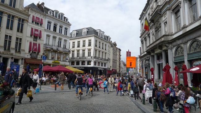 駅から人の流れに沿って、グランプラスに向かう。この辺りはずいぶんと人が多かった。